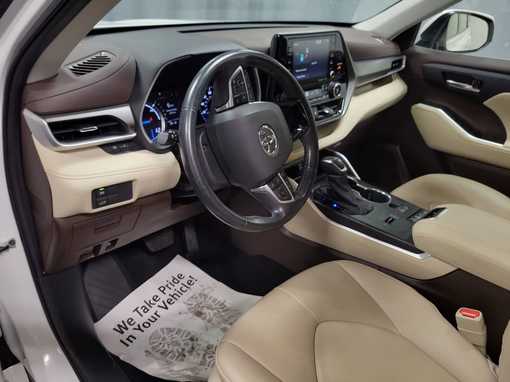 Used 2021 Toyota Highlander XLE image 13