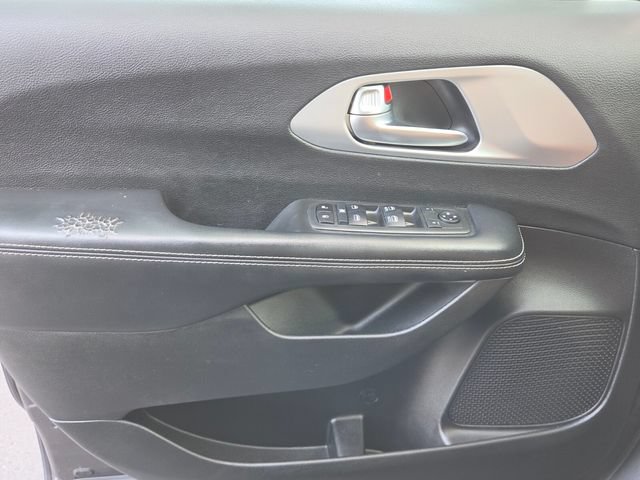 Used 2019 Chrysler Pacifica Touring Plus w/ S Appearance Package FWD image 27