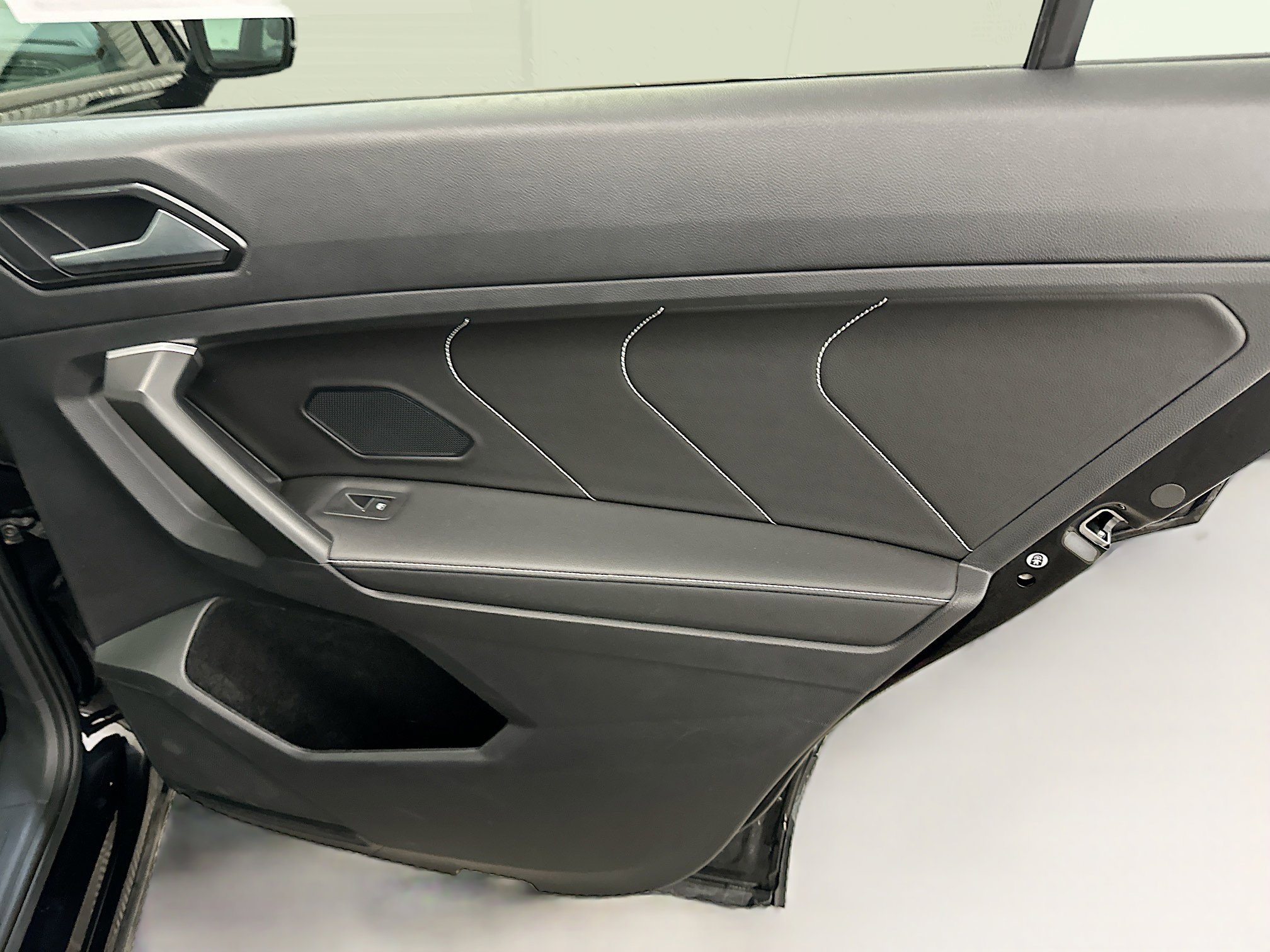 Used 2024 Volkswagen Tiguan SE R-Line image 32