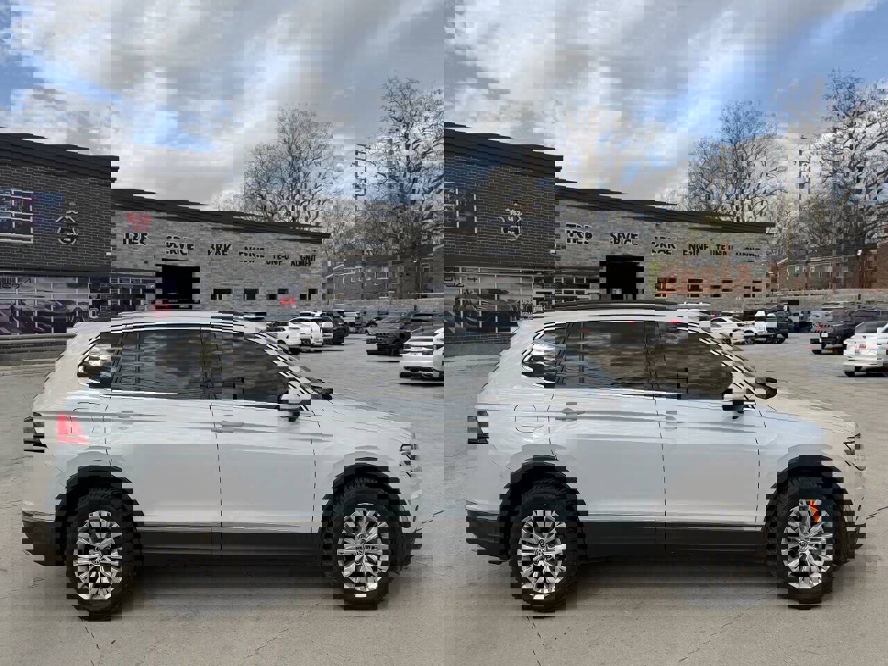 Used 2018 Volkswagen Tiguan SE w/ Panoramic Sunroof Package FWD image 8