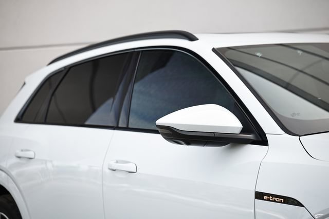 Used 2022 Audi e-tron Premium Plus image 3