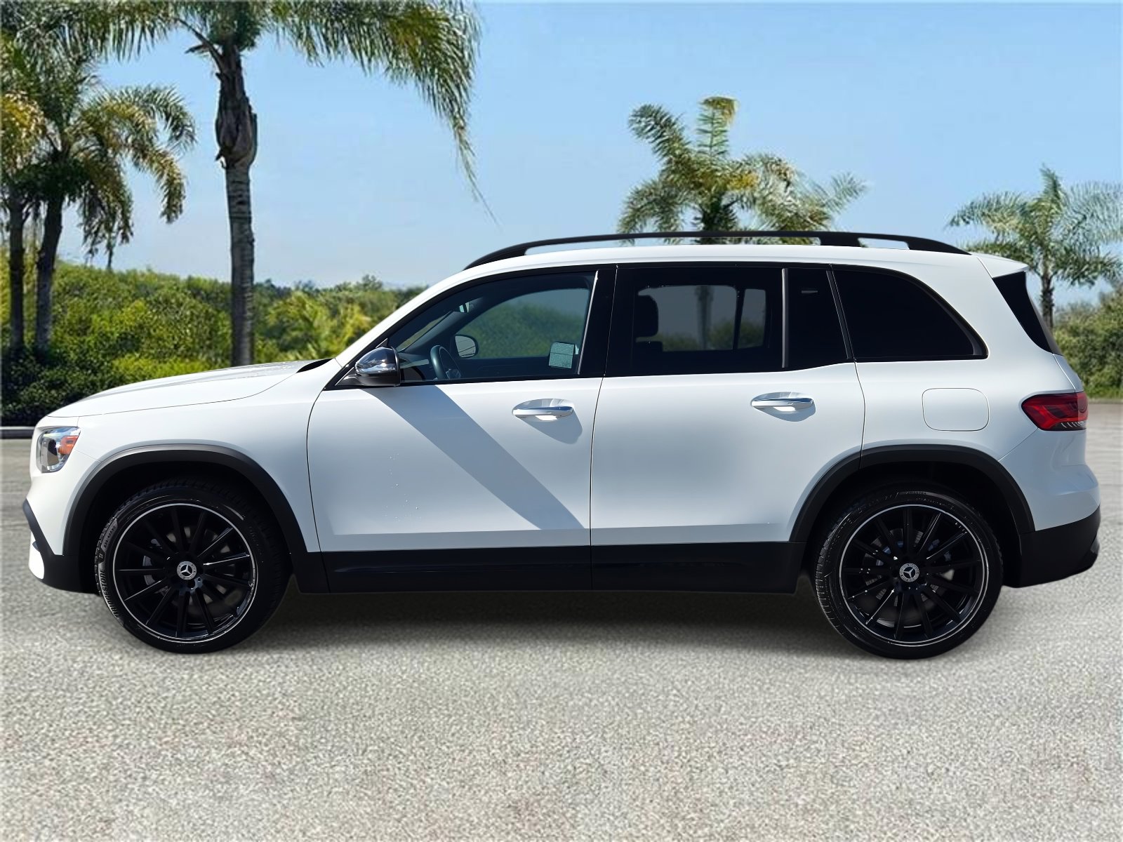 Used 2022 Mercedes-Benz GLB 250 image 2
