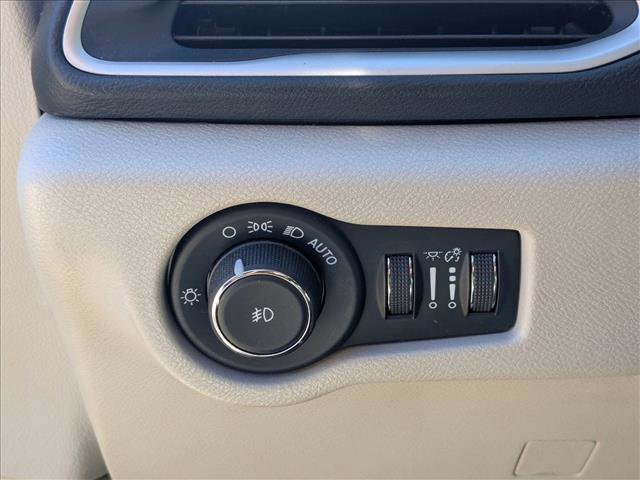 Used 2018 Chrysler Pacifica Touring-L image 9