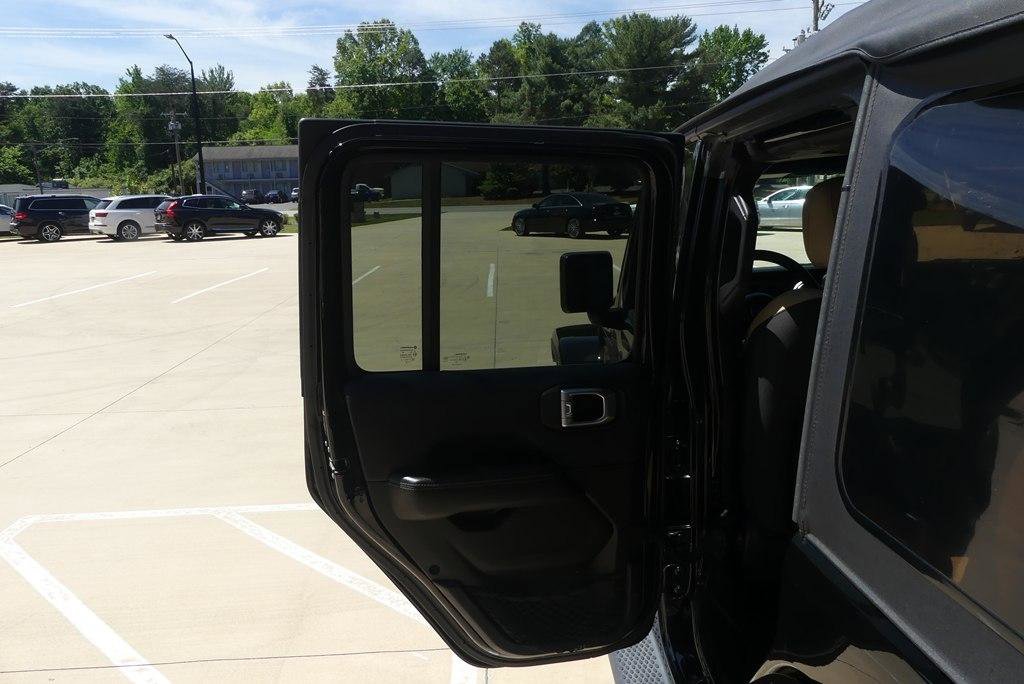 Used 2018 Jeep Wrangler Unlimited Sahara w/ LED Lighting Group AWD/4WD image 27