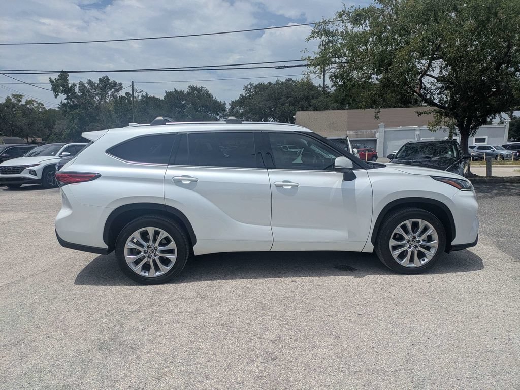 Used 2022 Toyota Highlander Limited FWD image 2