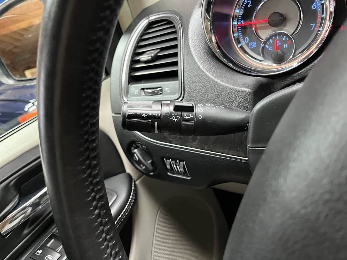 Used 2016 Chrysler Town & Country Touring w/ Driver Convenience Group FWD image 16