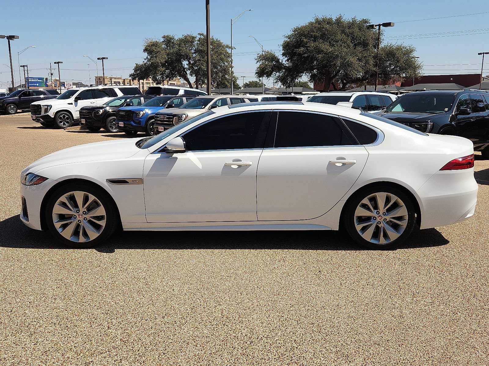 Used 2022 Jaguar XF R-Dynamic SE AWD/4WD image 2