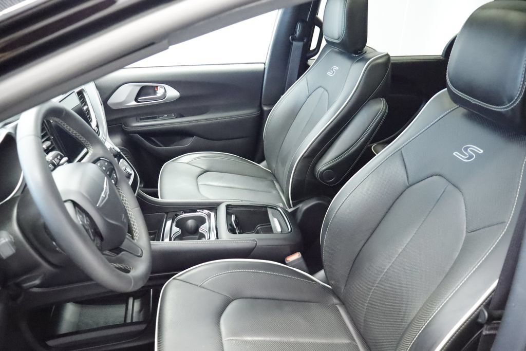 Certified 2025 Chrysler Pacifica Limited FWD image 22