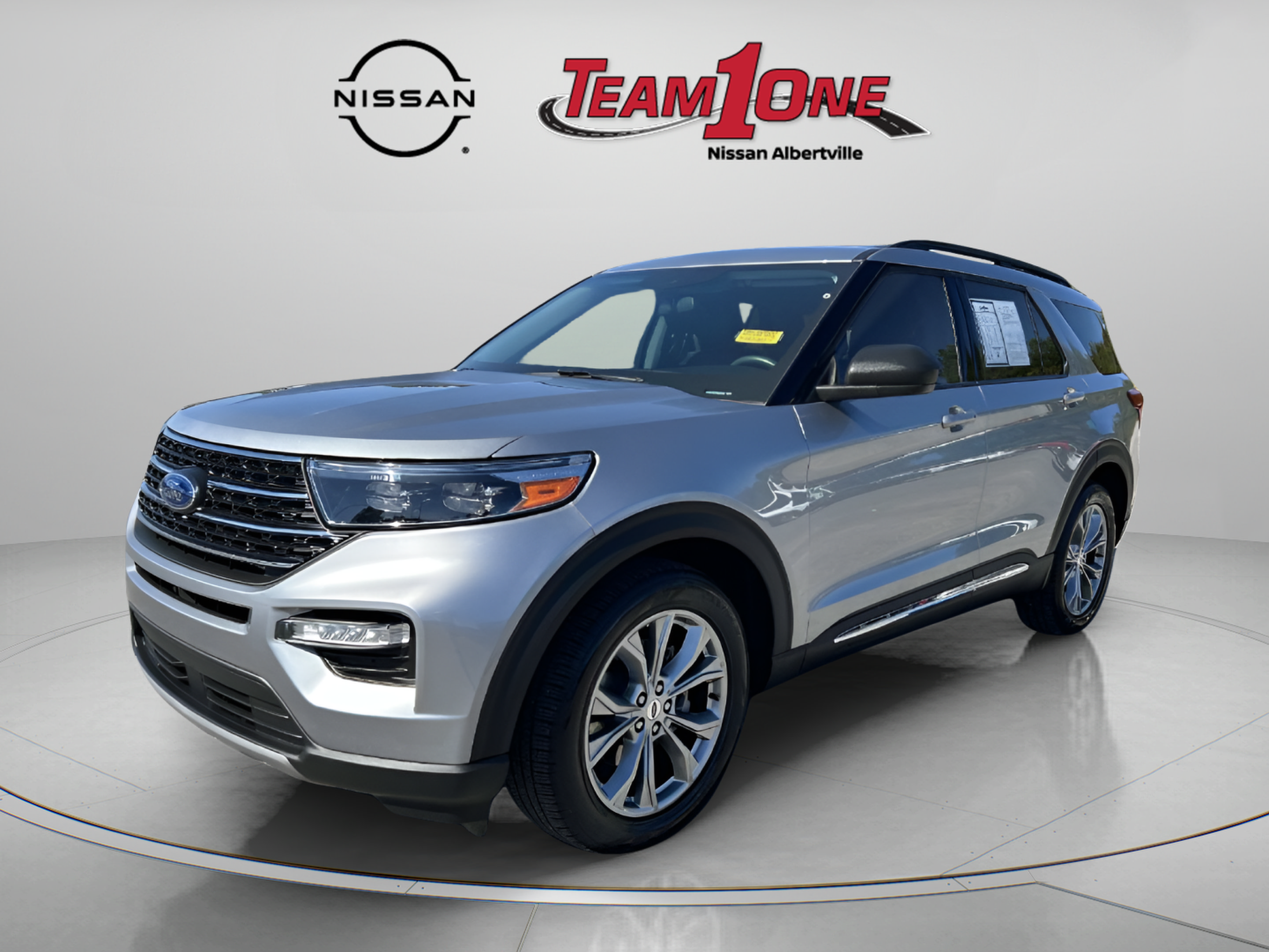 Used 2023 Ford Explorer XLT w/ Equipment Group 202A RWD image 4