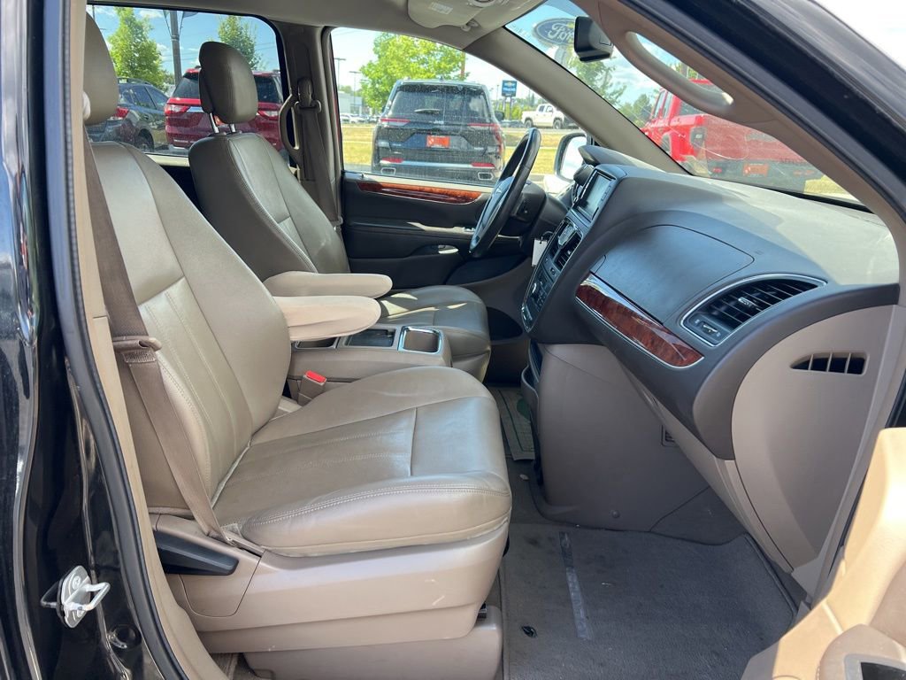 Used 2016 Chrysler Town & Country Touring FWD image 15