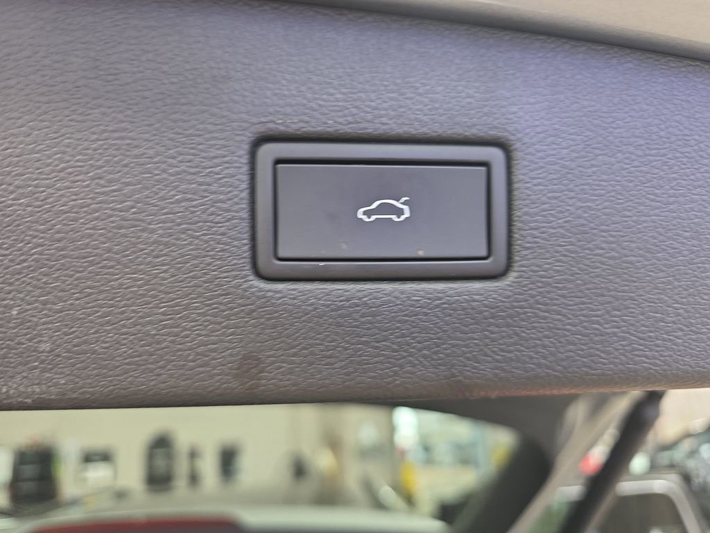 Used 2022 Volkswagen Tiguan SE R-Line image 13