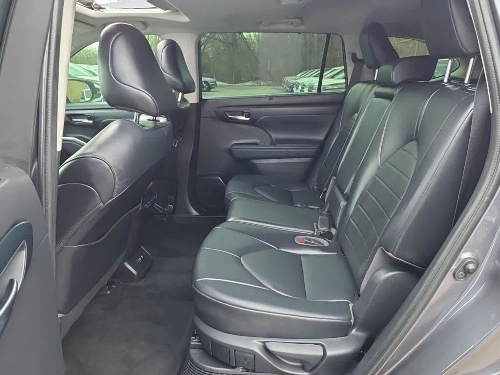 Used 2021 Toyota Highlander XLE image 27