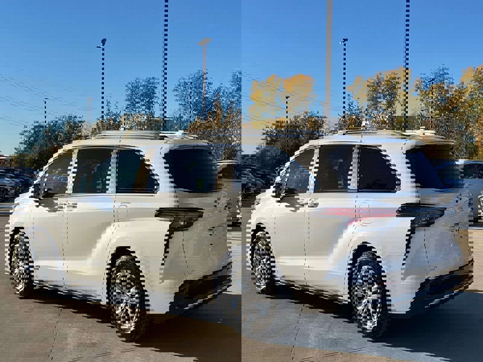 Used 2021 Toyota Sienna Platinum image 10