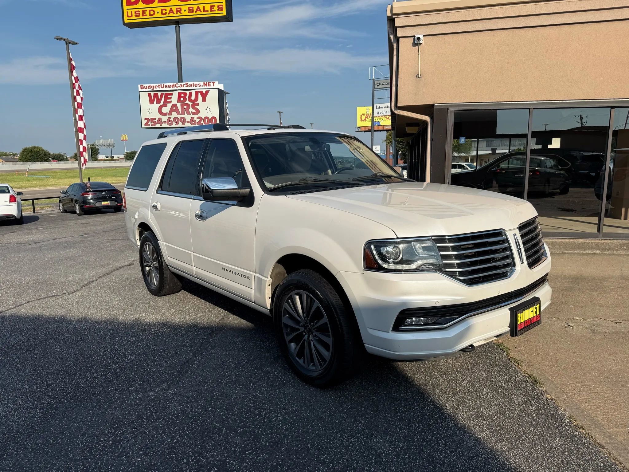 Used 2016 Lincoln Navigator Select image 3