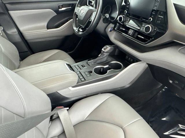 Used 2020 Toyota Highlander XLE w/ Protection Package #3 AWD/4WD image 25
