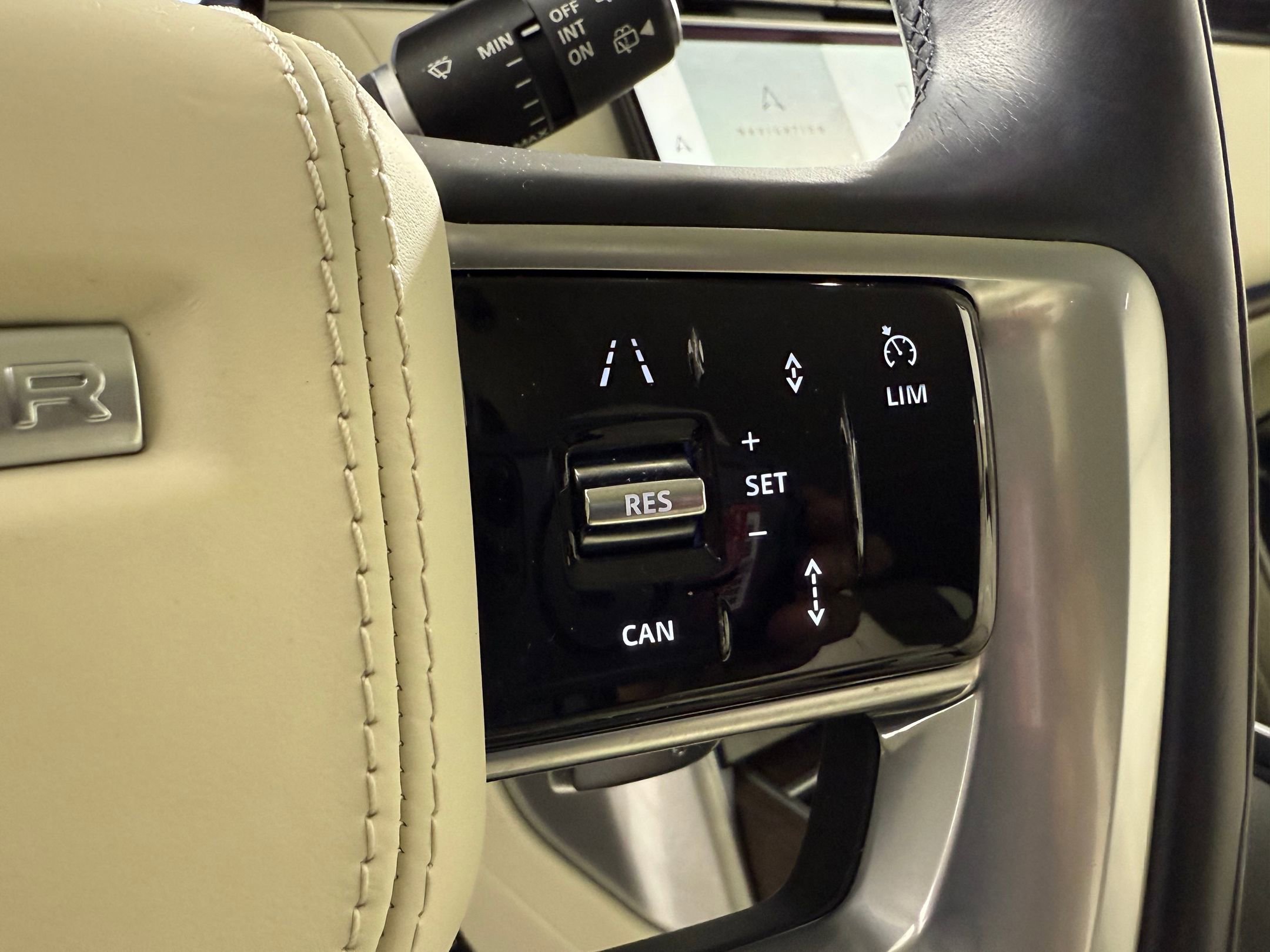 Used 2023 Land Rover Range Rover Long Wheelbase SE image 16