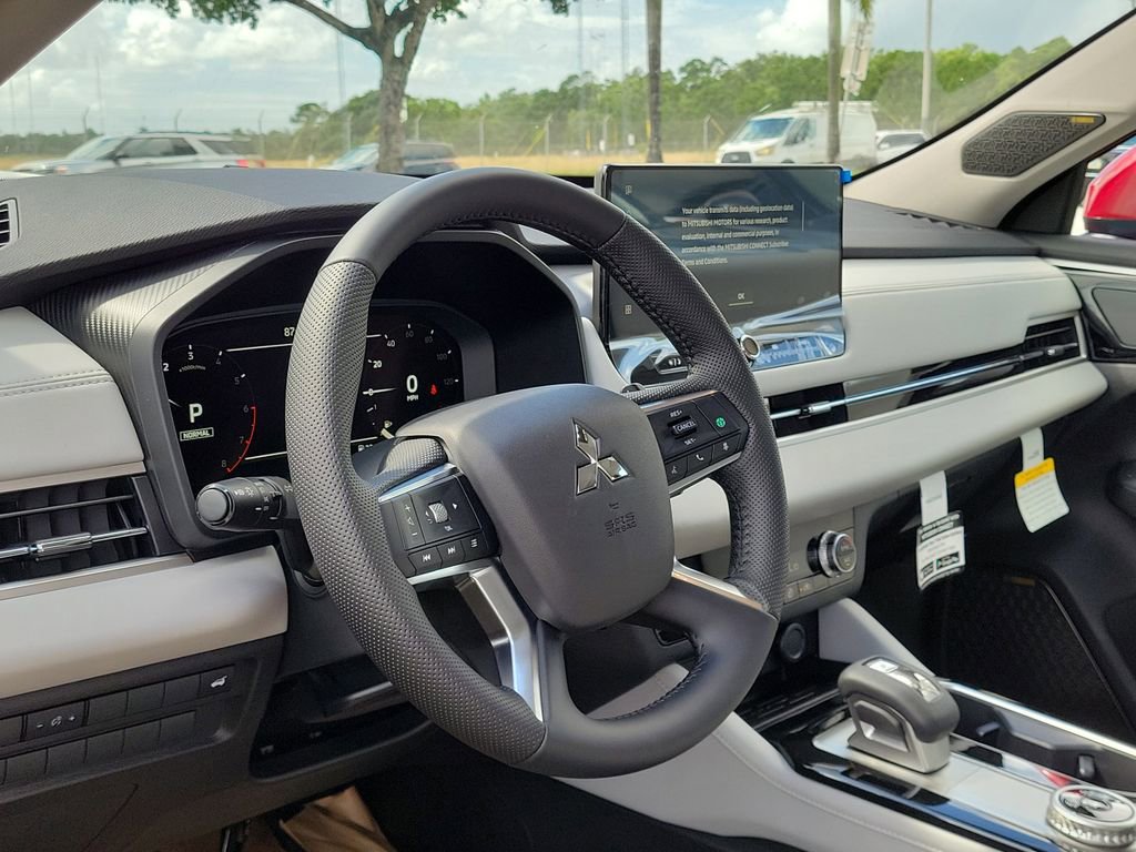New 2025 Mitsubishi Outlander SE image 8