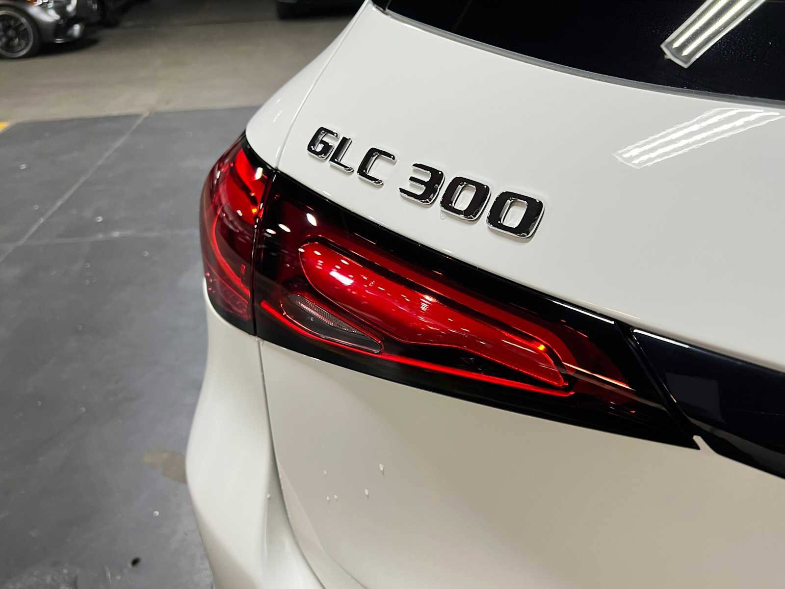 Used 2025 Mercedes-Benz GLC 300 4MATIC image 12