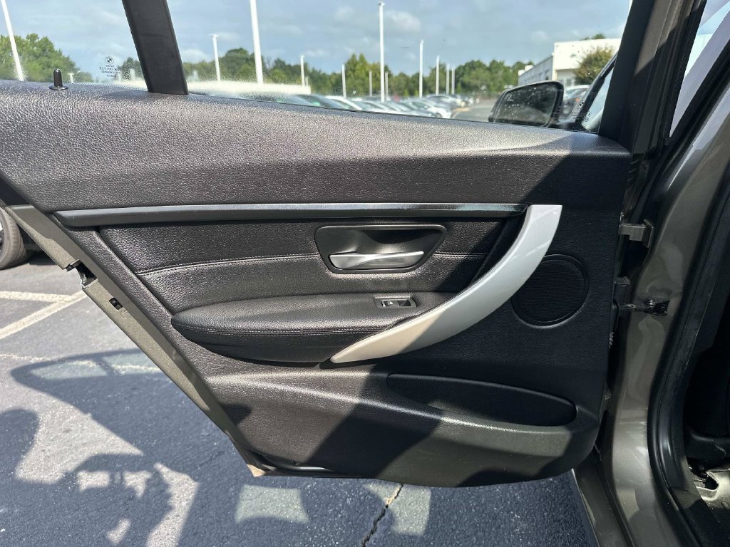 Used 2017 BMW 320i Sedan RWD image 12