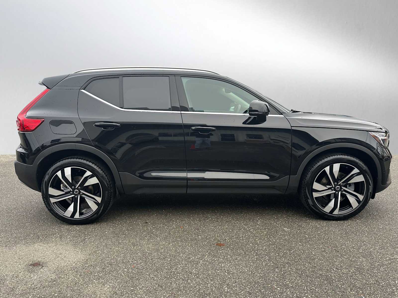 Used 2025 Volvo XC40 B5 Plus w/ Climate Package image 2
