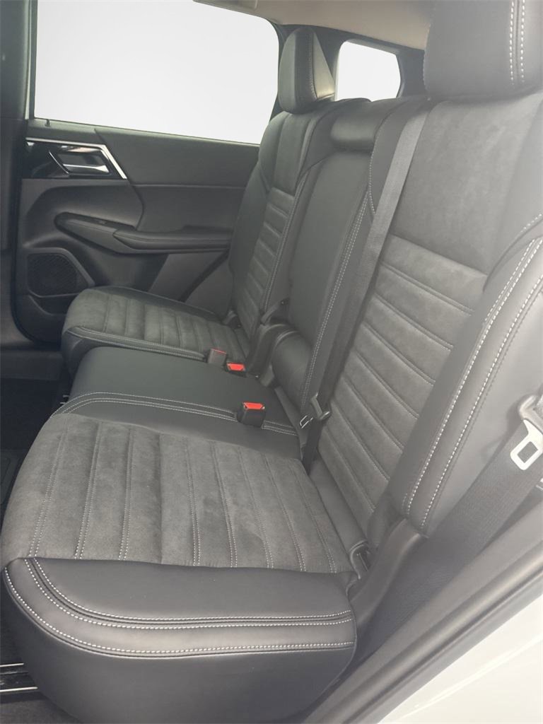 New 2025 Mitsubishi Outlander SE image 31