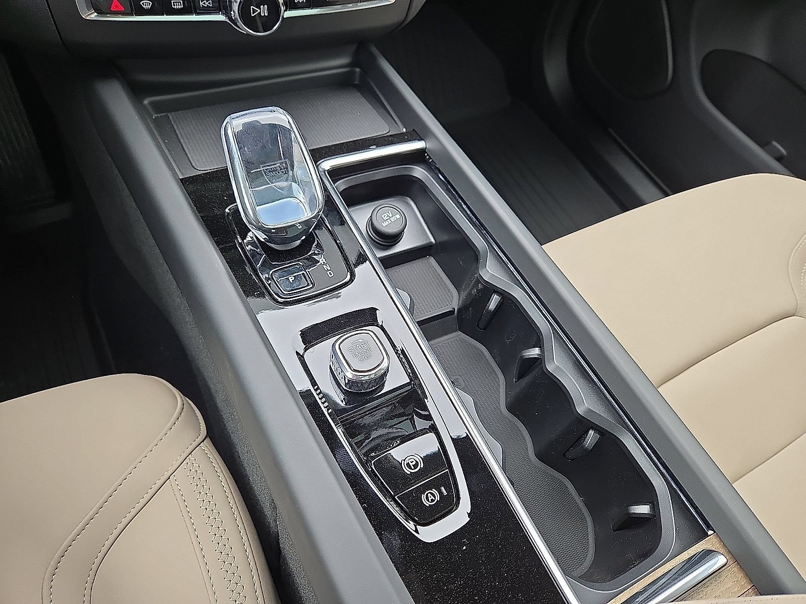 New 2026 Volvo XC60 T8 Plus w/ Protection Package Premier AWD/4WD image 30