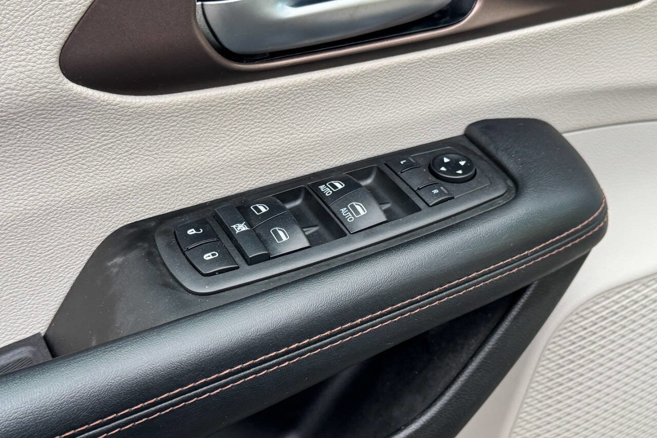 Used 2019 Chrysler Pacifica Touring-L image 23