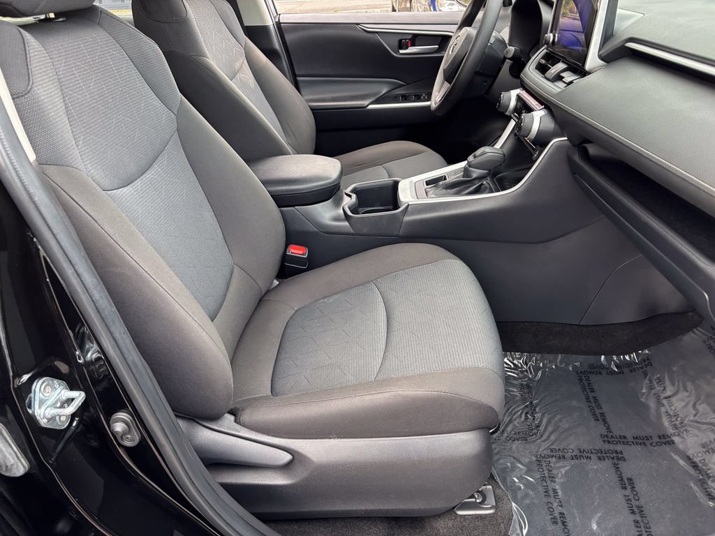 Used 2025 Toyota RAV4 XLE AWD/4WD image 35