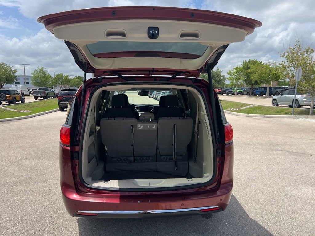 Used 2020 Chrysler Pacifica Touring w/ Advanced Safetytec Group FWD image 45