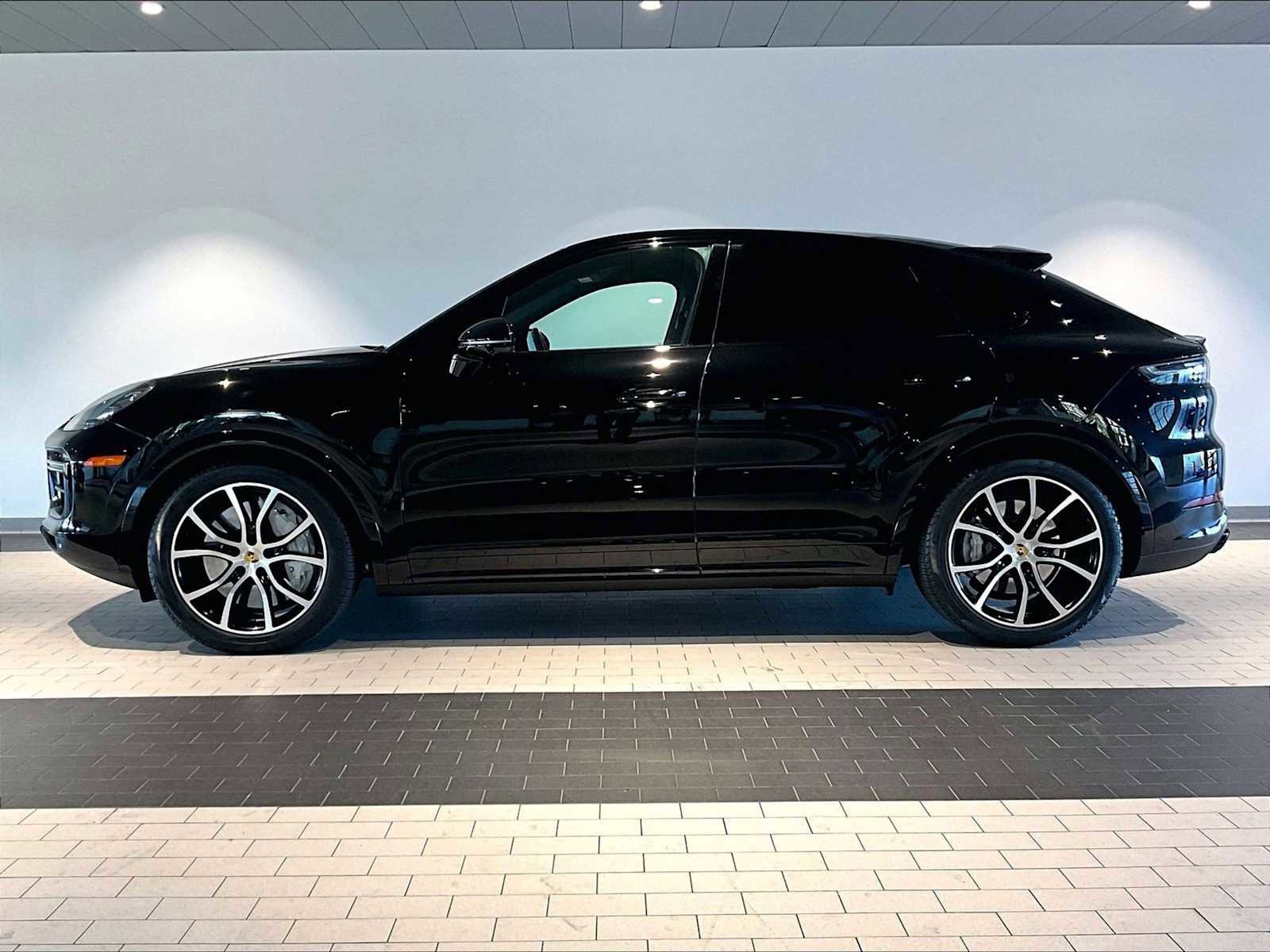 Used 2022 Porsche Cayenne Turbo w/ Premium Package Plus (PI3) image 2