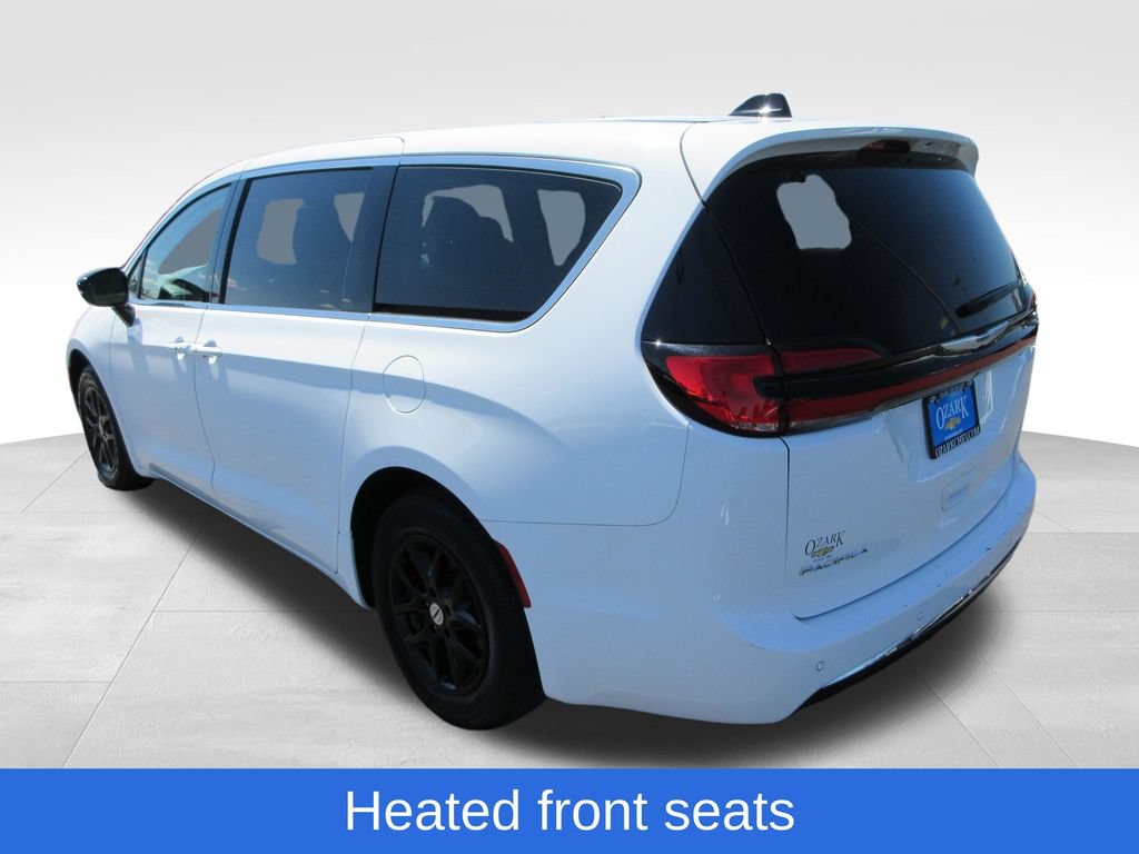 Used 2024 Chrysler Pacifica Touring-L FWD image 3