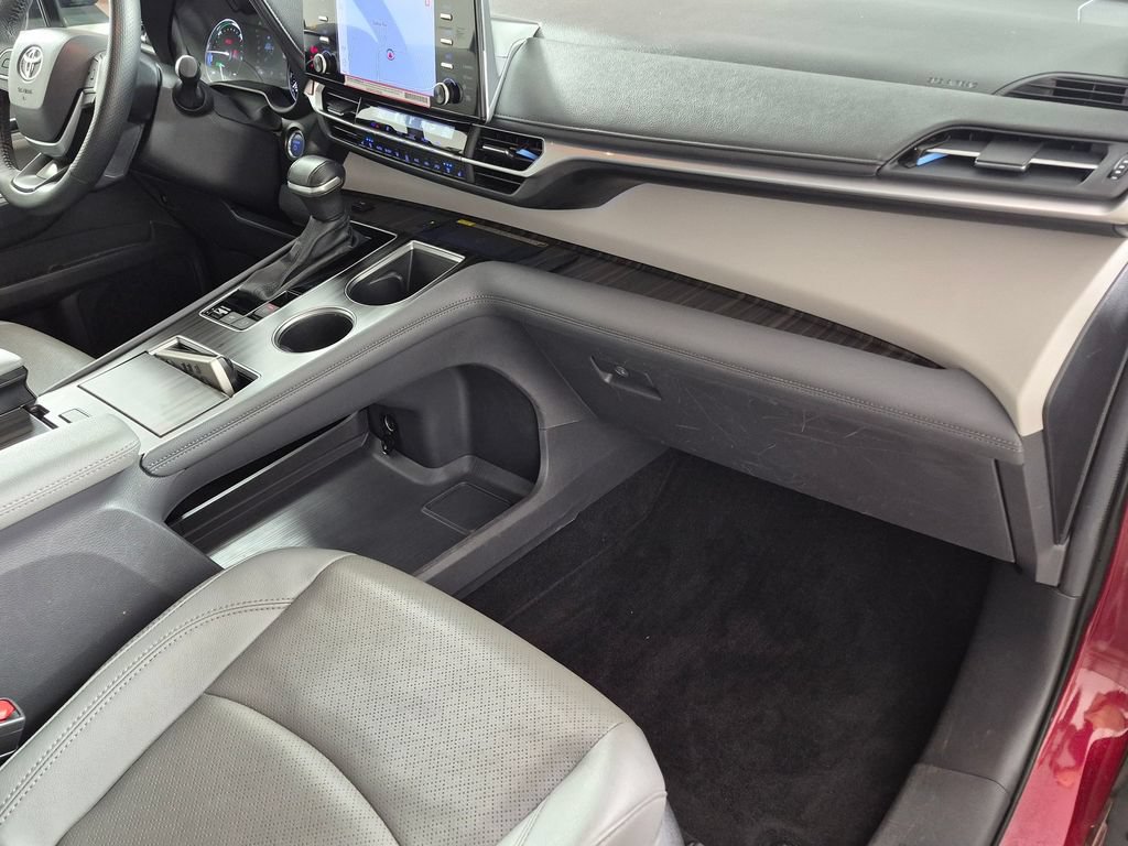 Used 2024 Toyota Sienna Limited FWD image 30