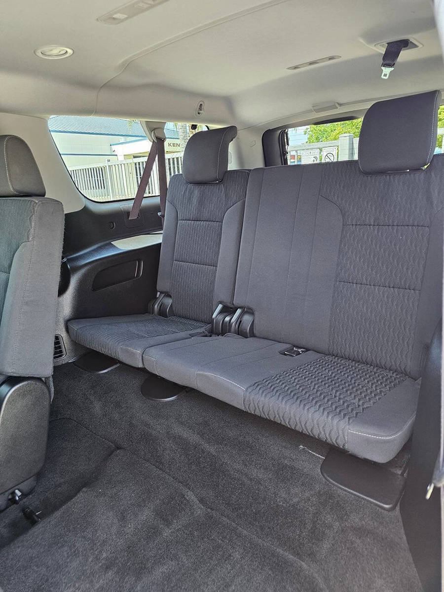 Used 2016 Chevrolet Suburban LS RWD image 15