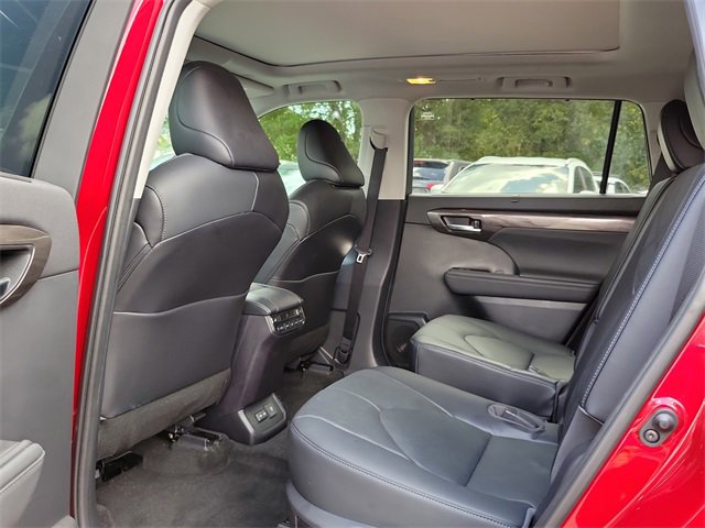 Used 2023 Toyota Highlander Platinum image 11