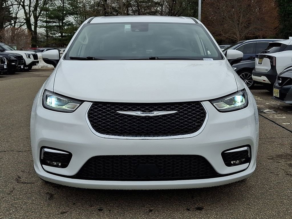 Used 2023 Chrysler Pacifica Touring-L image 3