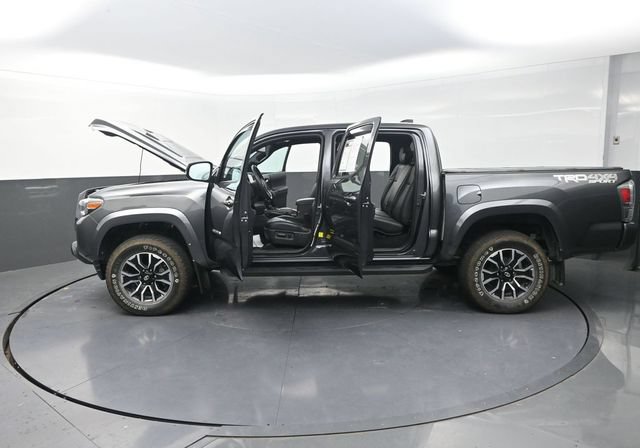 Used 2020 Toyota Tacoma TRD Sport w/ TRD Premium Sport Package AWD/4WD image 33