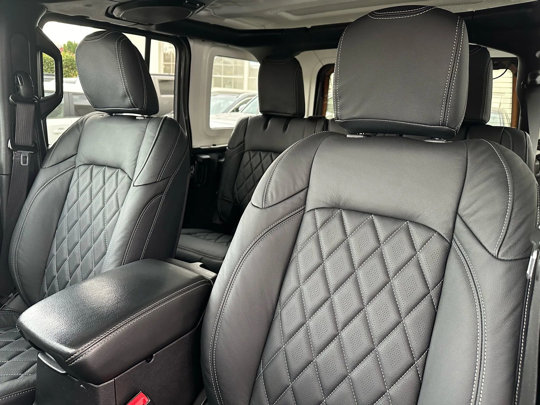 Used 2018 Jeep Wrangler Unlimited Sahara image 10