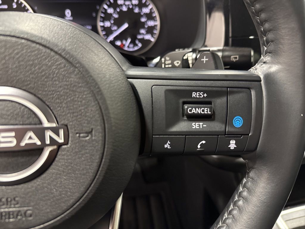 Used 2025 Nissan Pathfinder SV image 18