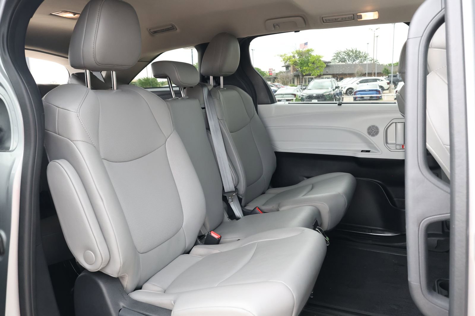 Used 2025 Toyota Sienna XLE image 31
