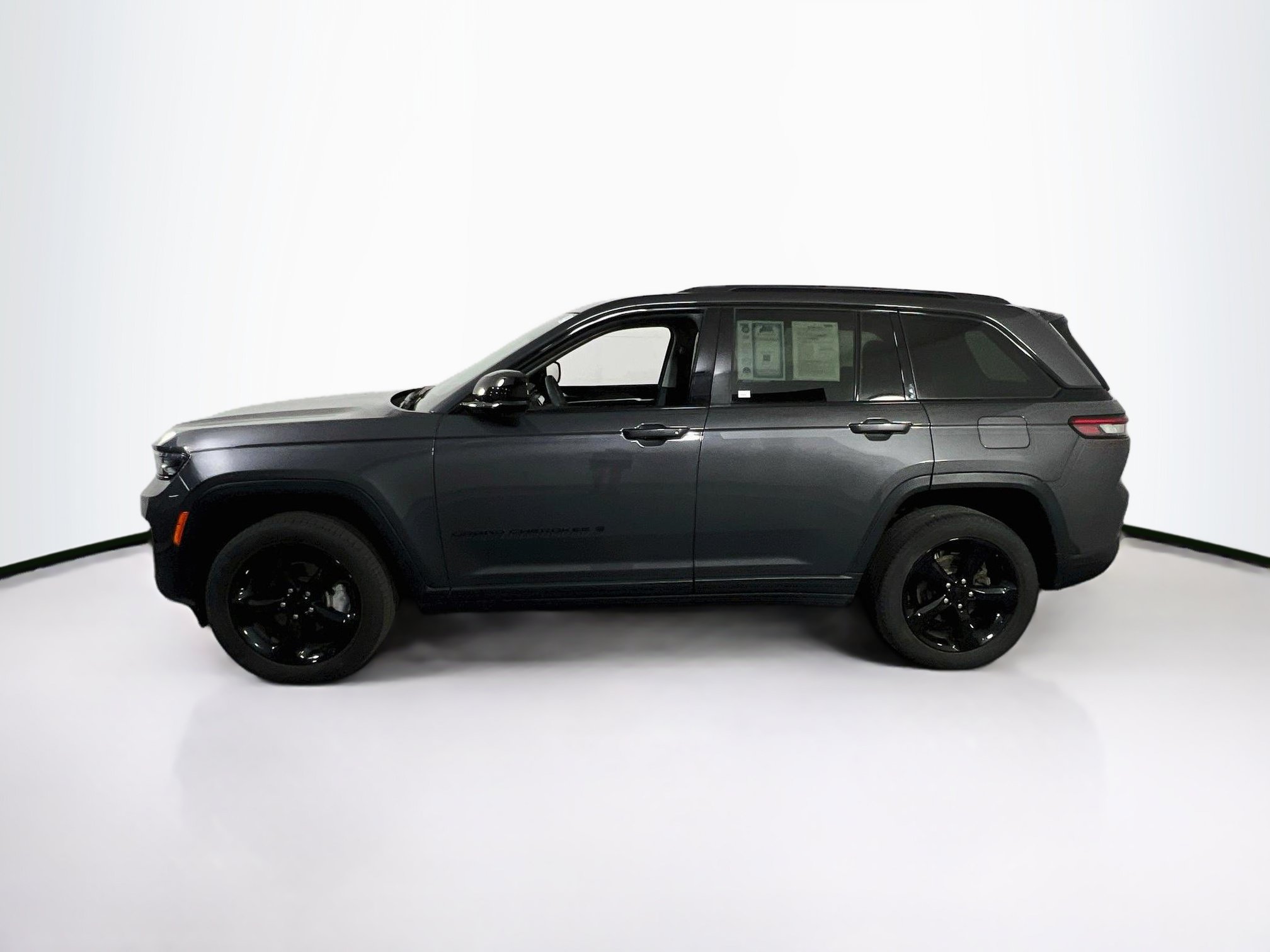 Used 2023 Jeep Grand Cherokee Limited w/ Black Appearance Package AWD/4WD image 8