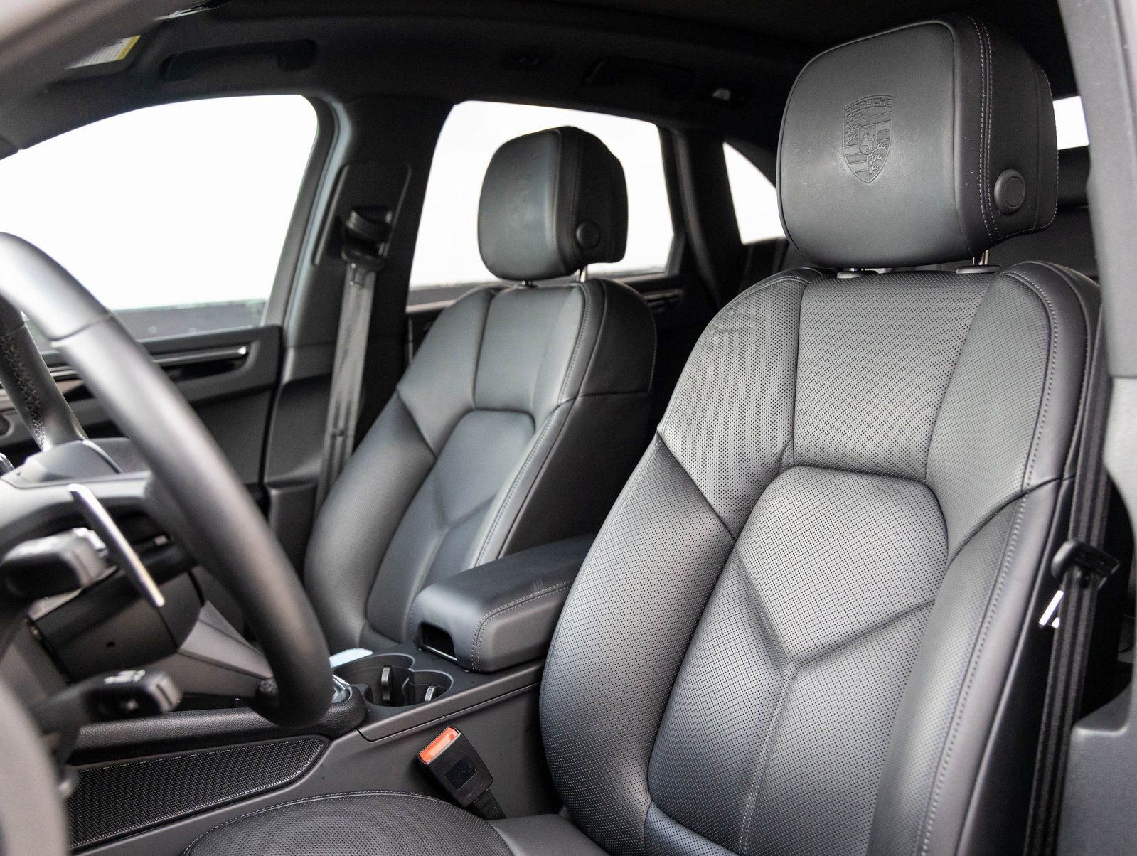 Certified 2025 Porsche Macan image 5