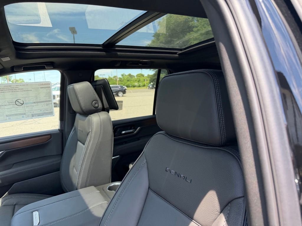 New 2026 GMC Yukon Denali w/ Denali Reserve Package AWD/4WD image 12