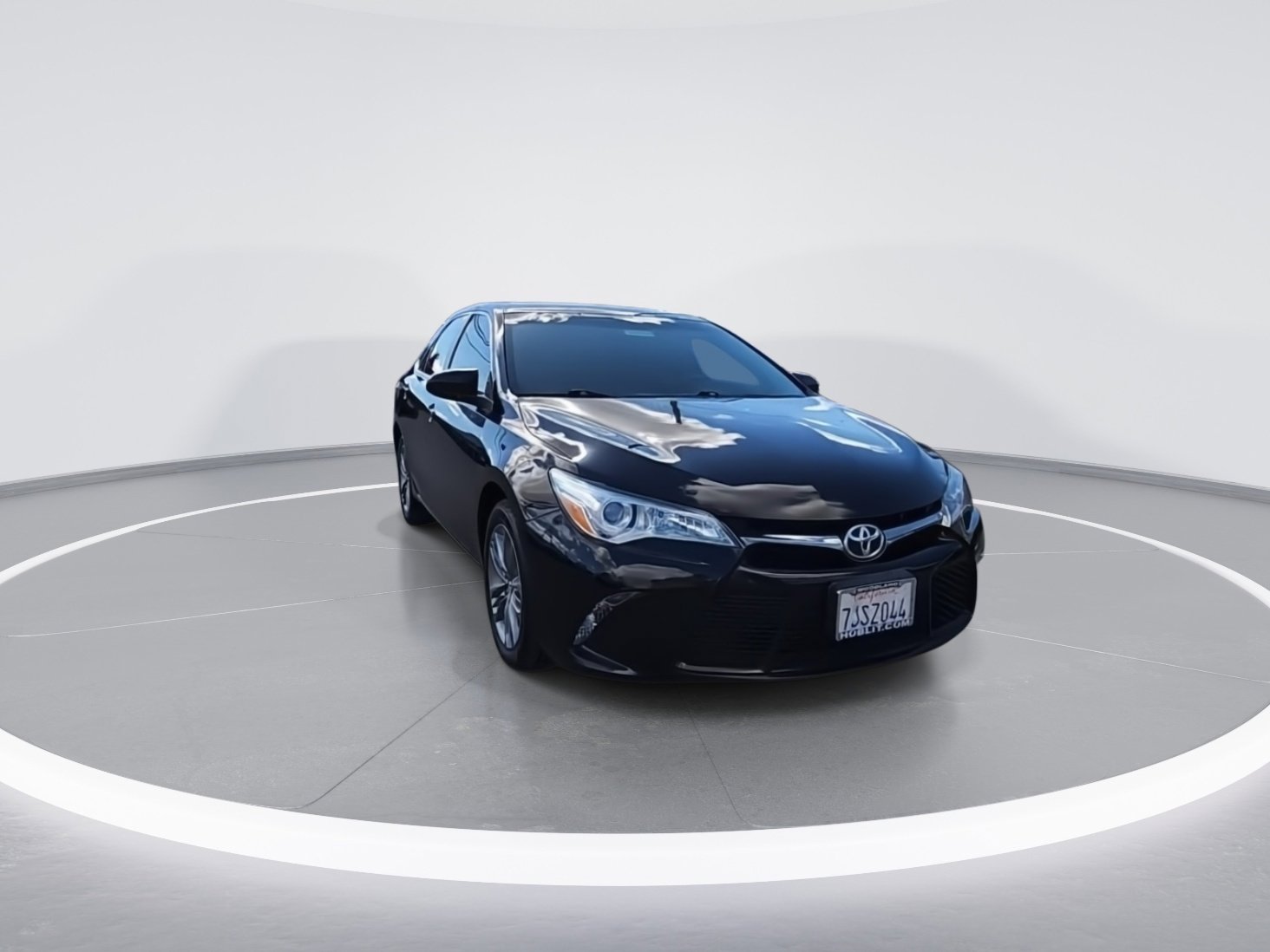 Used 2015 Toyota Camry SE image 2