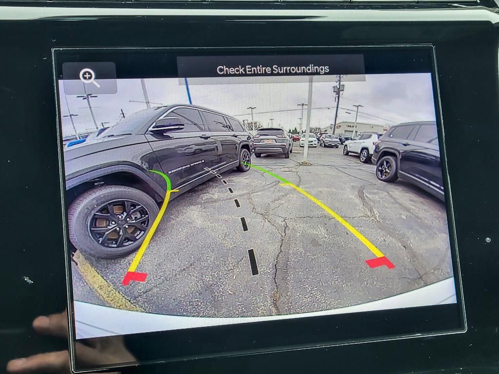 Used 2025 Jeep Grand Cherokee Altitude image 16