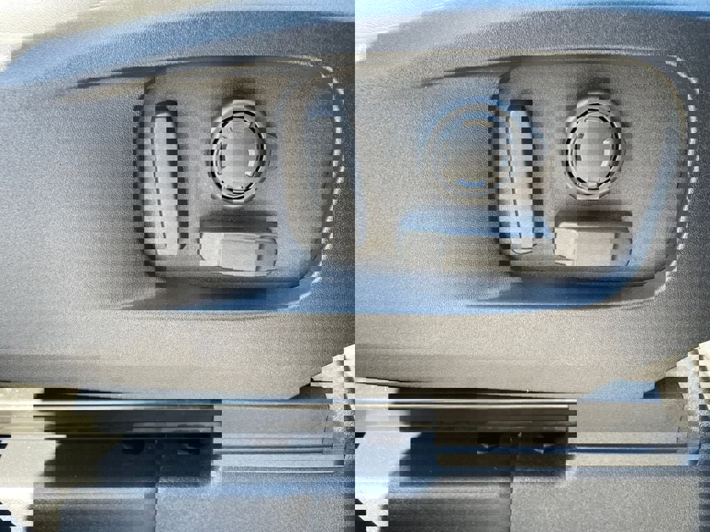 New 2024 Land Rover Defender 110 SE image 25