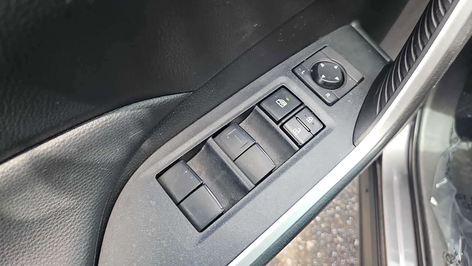 Used 2022 Toyota RAV4 LE AWD/4WD image 15