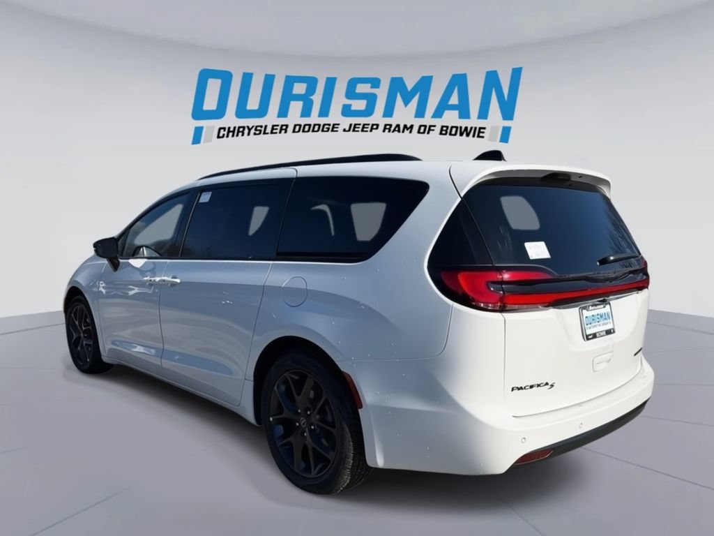 New 2026 Chrysler Pacifica Limited w/ Uconnect Theater Family Group FWD image 4