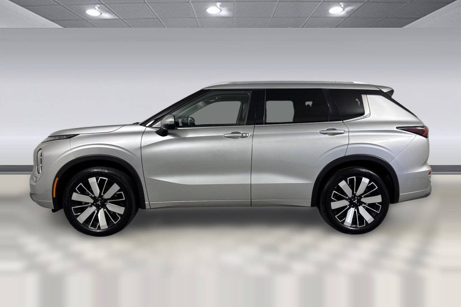 Used 2025 Mitsubishi Outlander SEL image 2