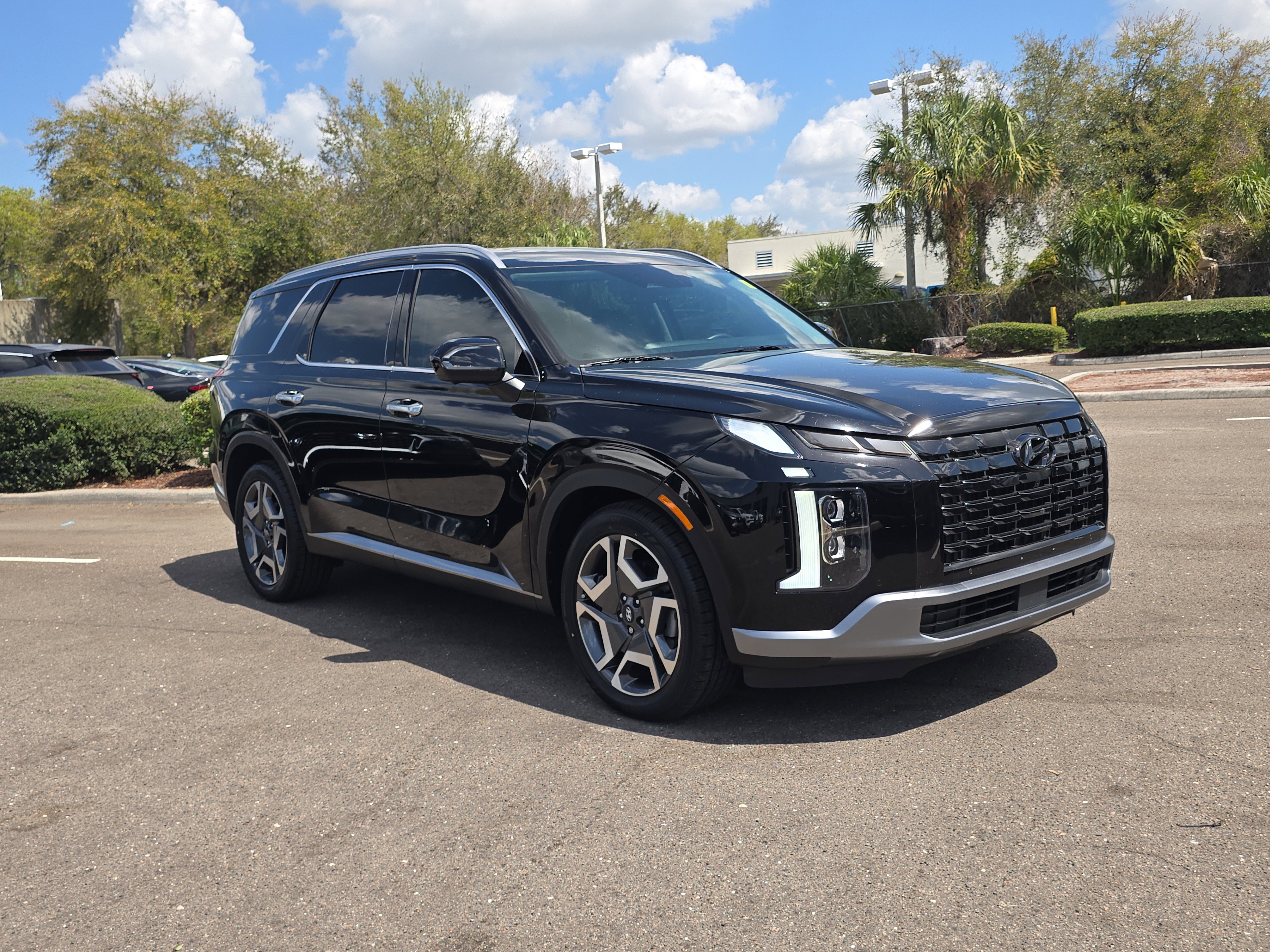 Used 2024 Hyundai Palisade Limited image 2