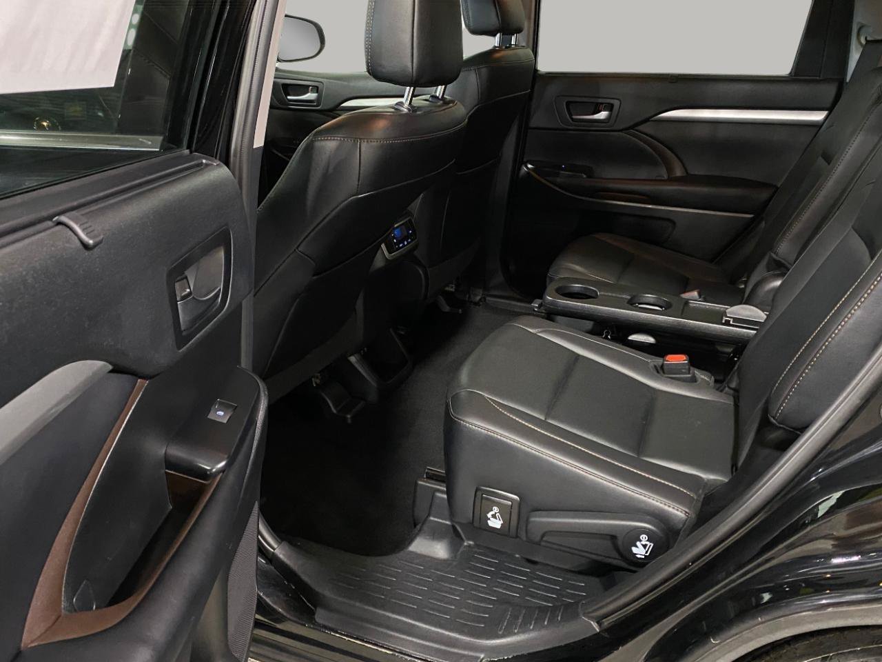 Used 2019 Toyota Highlander XLE AWD/4WD image 10